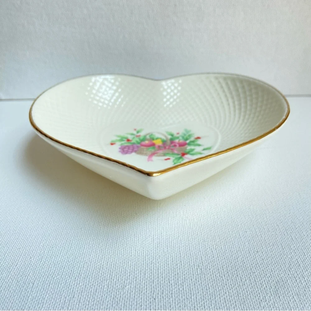Mikasa Christmas Spirit Ivory Bone China Narumi Japan heart shaped trinket dish
